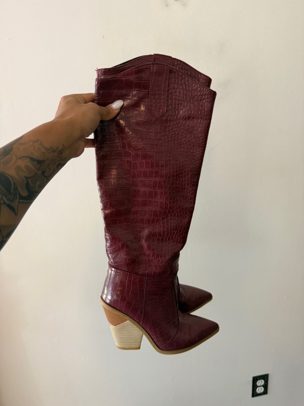 Women's Burgundy Croc-Embossed Pointed Toe Western Boots